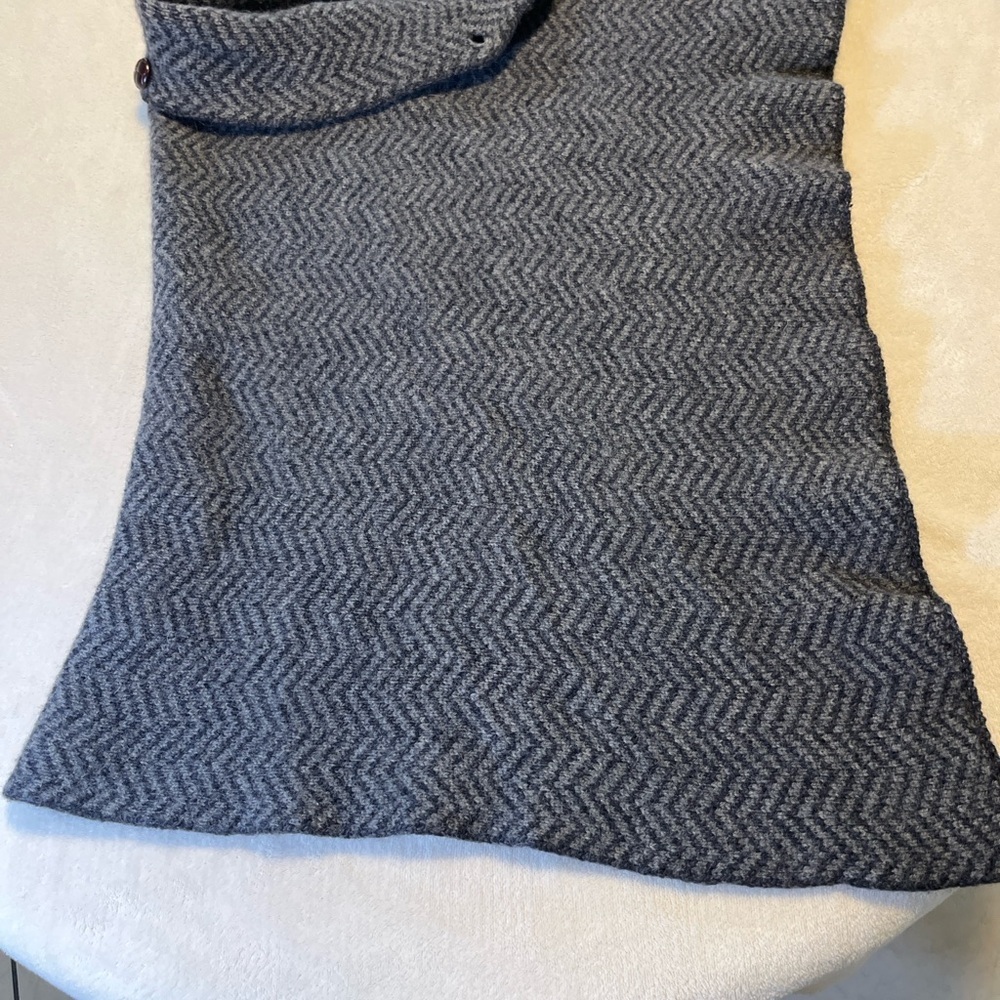 Gray Herringbone Poncho 100% Merino Wool Aran Woollen Mills Made in Ireland - Picture 4 of 5